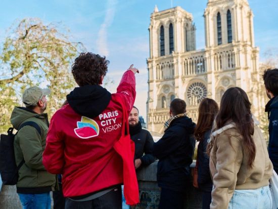 地下遺跡入場あり！シテ島＋ノールダム大聖堂 外観見学 ウォーキングツアー　＜2時間／午前・午後／英語＞