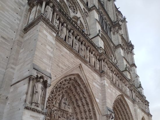 地下遺跡入場あり！シテ島＋ノールダム大聖堂 外観見学 ウォーキングツアー　＜2時間／午前・午後／英語＞