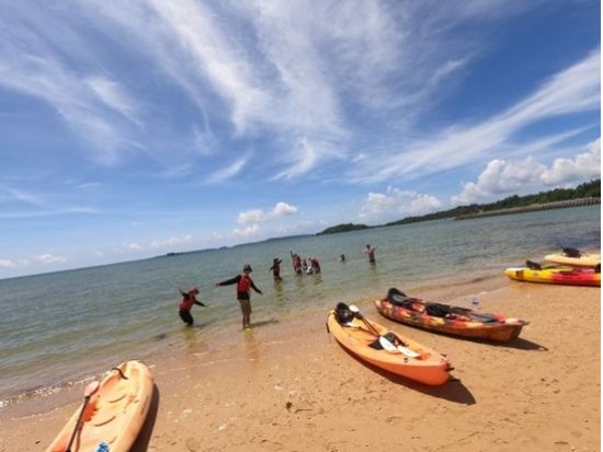 沖縄県カヤック・カヌー協会公認ガイドと億首川マングローブ→海→ローカルビーチ上陸！3歳～シニアOK、初心者も2回目も◎ネイチャーツアー♪GoPro無料撮影付