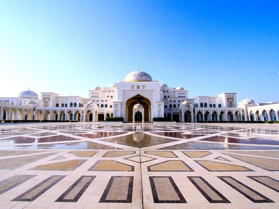 Abu Dhabi-Qasr Al Watan-pixta_98899738_L