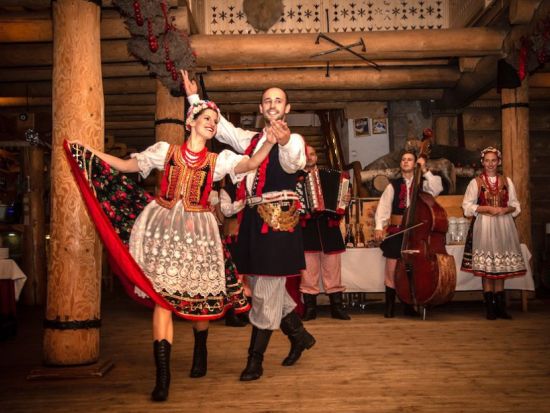 ポーランド伝統舞踊ショー＆ディナービュッフェ　飲み放題付き＜月～木催行／クラクフ発＞