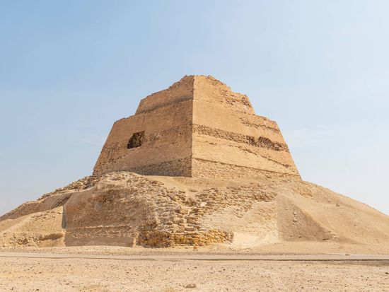 Egypt_Meidum pyramide_shutterstock_2122067006