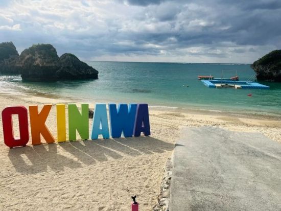 グラスボート 沖縄の海をのぞいてみよう！ウミガメやカクレクマノミと高確率で遭遇 美しい沖縄の海で非日常体験＜沖縄南部 新原ビーチ＞