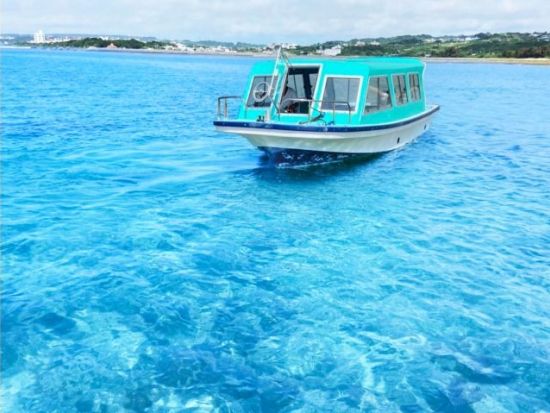 グラスボート 沖縄の海をのぞいてみよう！ウミガメやカクレクマノミと高確率で遭遇 美しい沖縄の海で非日常体験＜沖縄南部 新原ビーチ＞