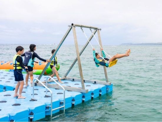 オーシャンベース3時間遊び放題 海の上に浮かぶオーシャンベースやマリンアクティビティ、シュノーケル、釣り、グラスボートなど海遊びを満喫 ＜沖縄南部／新原ビーチ＞