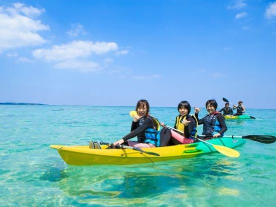 オーシャンベース3時間遊び放題 海の上に浮かぶオーシャンベースやマリンアクティビティ、シュノーケル、釣り、グラスボートなど海遊びを満喫 ＜沖縄南部／新原ビーチ＞