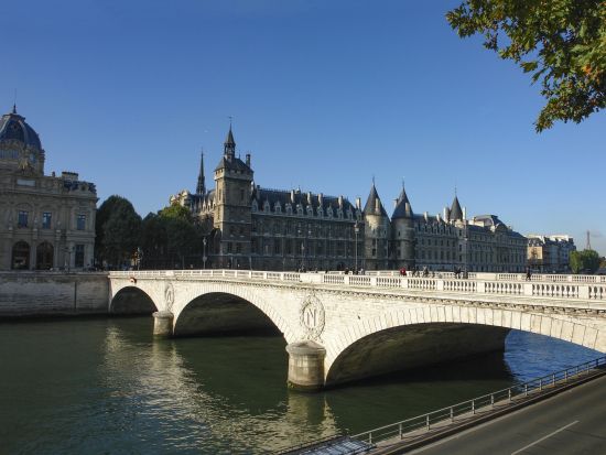 シテ島＋ノールダム大聖堂 外観見学 ウォーキングツアー＜1時間／午前・午後／英語＞