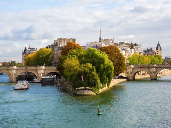 地下遺跡入場あり！シテ島＋ノールダム大聖堂 外観見学 ウォーキングツアー　＜2時間／午前・午後／英語＞