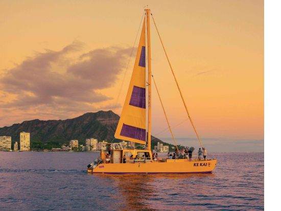 サンセットセーリング　ケ・カイ号　ワイキキ海上から眺める絶景サンセット　アルコールを含む飲み放題付き！＜ ワイキキビーチ発＞