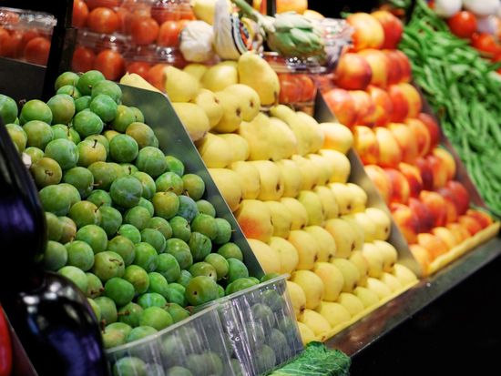 Grocery_Supermarket_Vegetables_Fruits_shutterstock