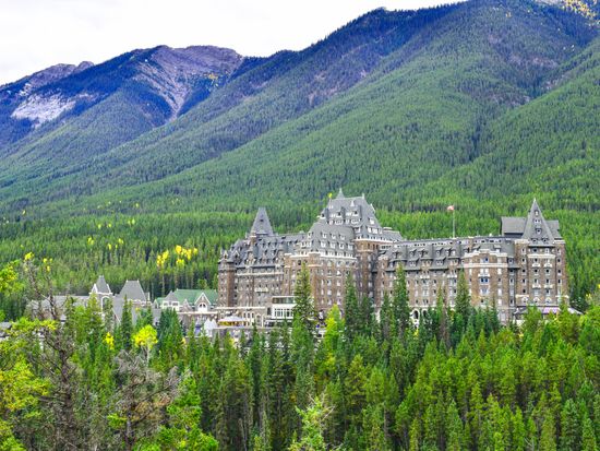 Canada_Alberta_Banff National Park_Fairmont Banff Springs Hotel_shutterstock_1069858328