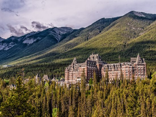 Canada_Alberta_Banff National Park_Fairmont Banff Springs Hotel_shutterstock_1174023061