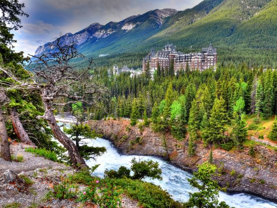 Canada_Alberta_Banff National Park_Fairmont Banff Springs Hotel_shutterstock_1160101276