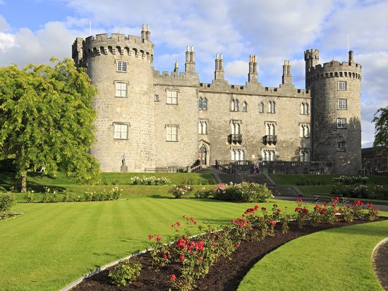 Kilkenny_Kilkenny-Castle_shutterstock_243426922