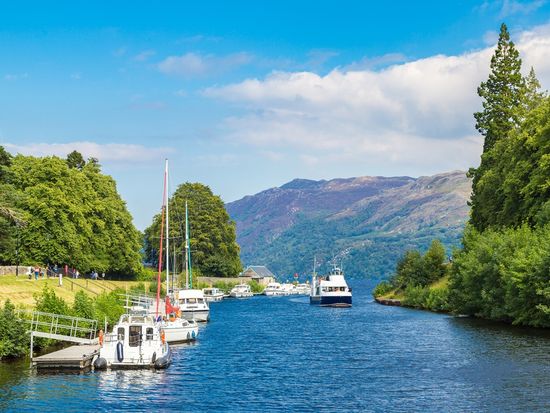 Loch Ness_Fort_Augustus_shutterstock_583737829