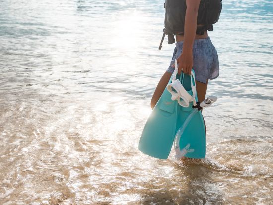 万座ビーチシュノーケリング インストラクター同伴で安心！色彩豊かなサンゴと魚たちと泳ぐ感動体験＜約1時間／グリーンフィンズ認定店／恩納村＞