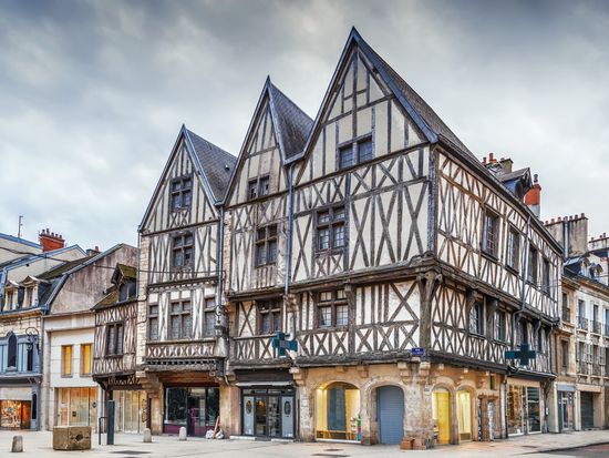 Street in Dijon_pixta_81342411_M