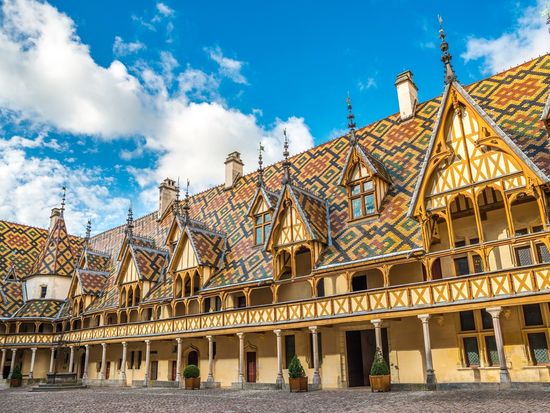 BeauneCourtyardofHotel Dieu_shutterstock_551461795