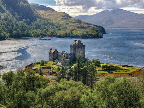 cotland_Eilean_Donan_Castle_shutterstock_744175543