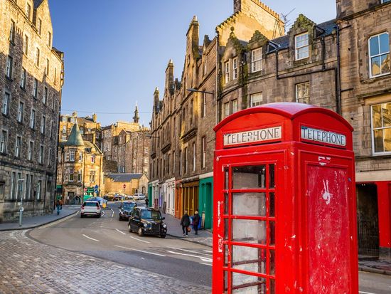 UK_Scotland_Edinburgh_Street_Royal_Mile_shutterstock_379878790