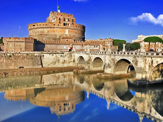 Italy_Rome_Castel_Sant_Angelo_shutterstock_130998215