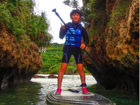 【1組限定】宮古島が誇る美しい自然を堪能〜秘境SUPツ ーリングツアー〜写真データ無料＆防水スピーカー無料貸出♪～＜送迎無料サービスあり／宮古島＞