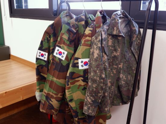 北朝鮮が見えるスターバックス＆韓国軍部隊兵営体験ツアー　愛妓峰（エギボン）展望台＋戦争記念館＋燕尾亭＜1日／昼食付／日本語ガイド＞