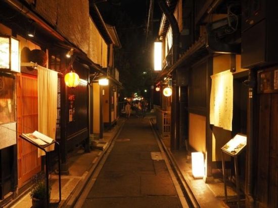 【英語ツアー】伏見稲荷大社＋嵐山 日帰りバスツアー 祇園・東山エリアの夜景も堪能＜大阪発／神戸牛しゃぶしゃぶの夕食付／英語ガイド＞