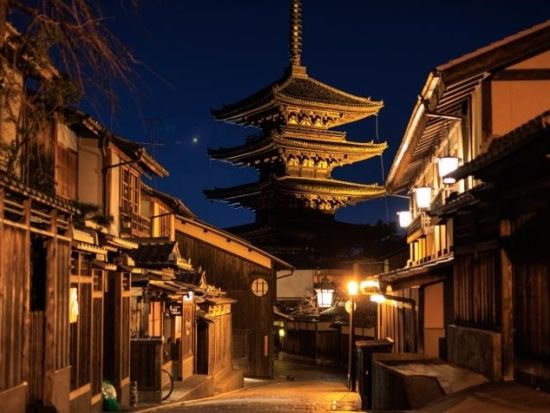 【英語ツアー】伏見稲荷大社＋嵐山 日帰りバスツアー 祇園・東山エリアの夜景も堪能＜大阪発／神戸牛しゃぶしゃぶの夕食付／英語ガイド＞