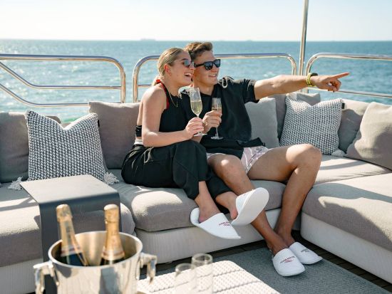 サンシーカー・スーパーヨットで豪華クルーズ！絶品OMAKASE寿司のVIPダイニング＋プレミアムアルコールドリンク飲み放題＋DJ＆音楽＜180分／ドバイ発＞