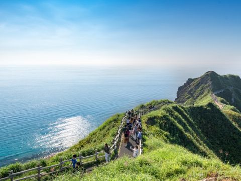 積丹半島日帰りバスツアー 道の駅 ふるびら＋島武意海岸＋神威岬　ごはんが見えないウニ丼と海鮮浜鍋ランチ付き＜昼食付／6～8月／札幌発着＞
