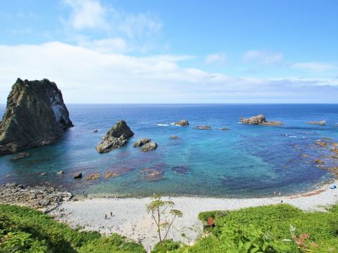 積丹半島日帰りバスツアー 道の駅 ふるびら＋島武意海岸＋神威岬　ごはんが見えないウニ丼と海鮮浜鍋ランチ付き＜昼食付／6～8月／札幌発着＞