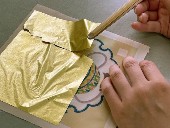 「絹の白生地資料館」見学と友禅金彩体験 伝統工芸を体験する特別なひととき＜約90分／京都＞