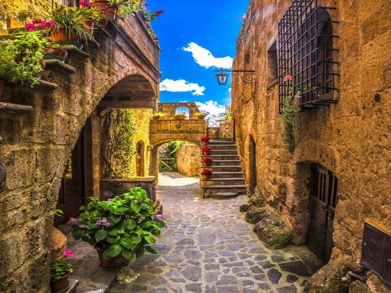 _Rome_3-regions-tour_civita-di-bagnoregio-street