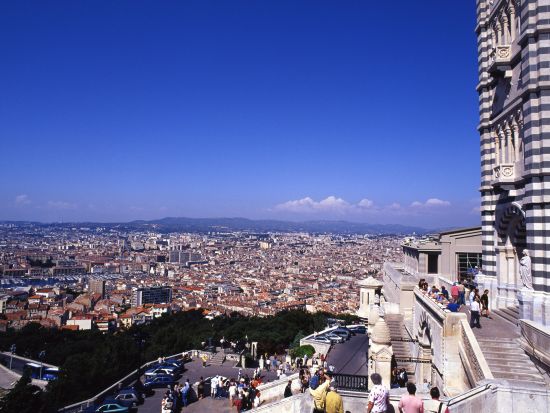 マルセイユ半日観光ツアー　地中海を一望するノートルダム寺院＋コルビュジエ設計の世界遺産ユニテ・ダビタシオン 他＜混載／日本語／3時間／マルセイユ発＞