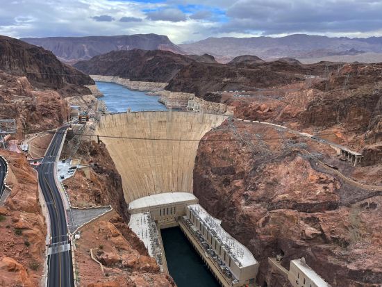 グランドキャニオンウエスト日帰りツアー　フーバーダム観光＆セブンマジックマウンテン&ジョシュアツリー　スカイウォーク付きプランあり＜日本語ガイド／ラスベガス発＞