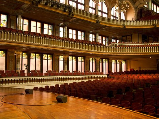 Spain_Barcelona_Palau-de-la-Musica_shutterstock_82146193