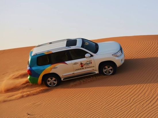 【混載】おすすめ！デザートサファリ　砂丘ドライブ＋アラビアンBBQディナー＋ファイヤーショー＜午後発／往復送迎付／BBQディナー付／ドバイ発＞