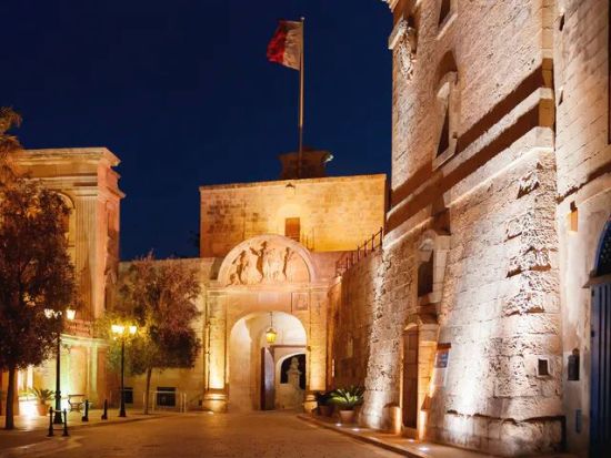 マルタナイトツアー　幻想的な夜景とライトアップされた街並みを堪能＜火・金催行／英語ガイド／送迎付き＞
