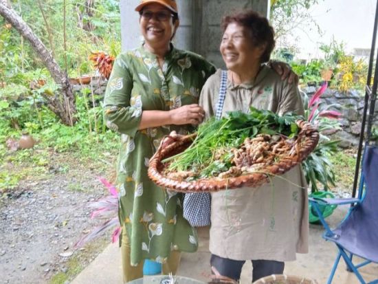 おばあと巡る自然探検＆薬膳ランチ体験 山野草の宝庫やんばるを探検しよう◎嬉しい摘みたて山野草ランチ＆山野草茶付き♪＜約3時間＞