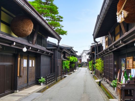 圧巻の雪壁！20m級の雪壁を歩く 雪の大谷＋世界遺産・白川郷と小京都・飛騨高山 立山黒部アルペンルートの絶景旅2日間＜1泊2日／名古屋発着＞