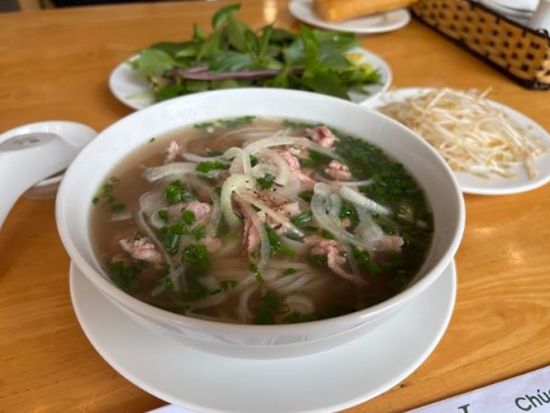 【早朝到着の方向け】ホーチミン乗り継ぎツアー　フォー朝食＆フットマッサージ体験 ＜日本語ガイド／タンソンニャット国際空港発着＞