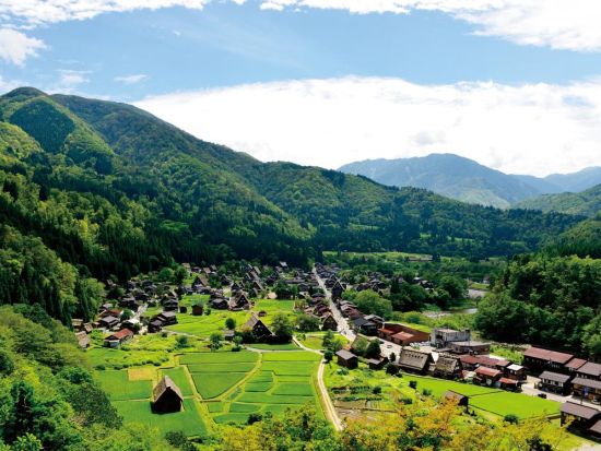 【多言語音声ガイド付】金沢発バスツアー 世界遺産・白川郷＆五箇山めぐり！日本の原風景を満喫♪＜ 土・日・祝日／1名催行／金沢駅発着