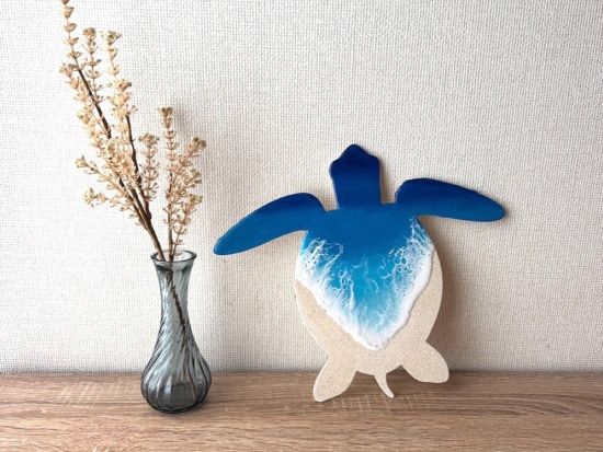レジンアート体験 宮古島の美しい「海」を描く -コースター・ウミガメ・時計・シーサーの6種類から選択可能-＜約50分～2時間／宮古島＞