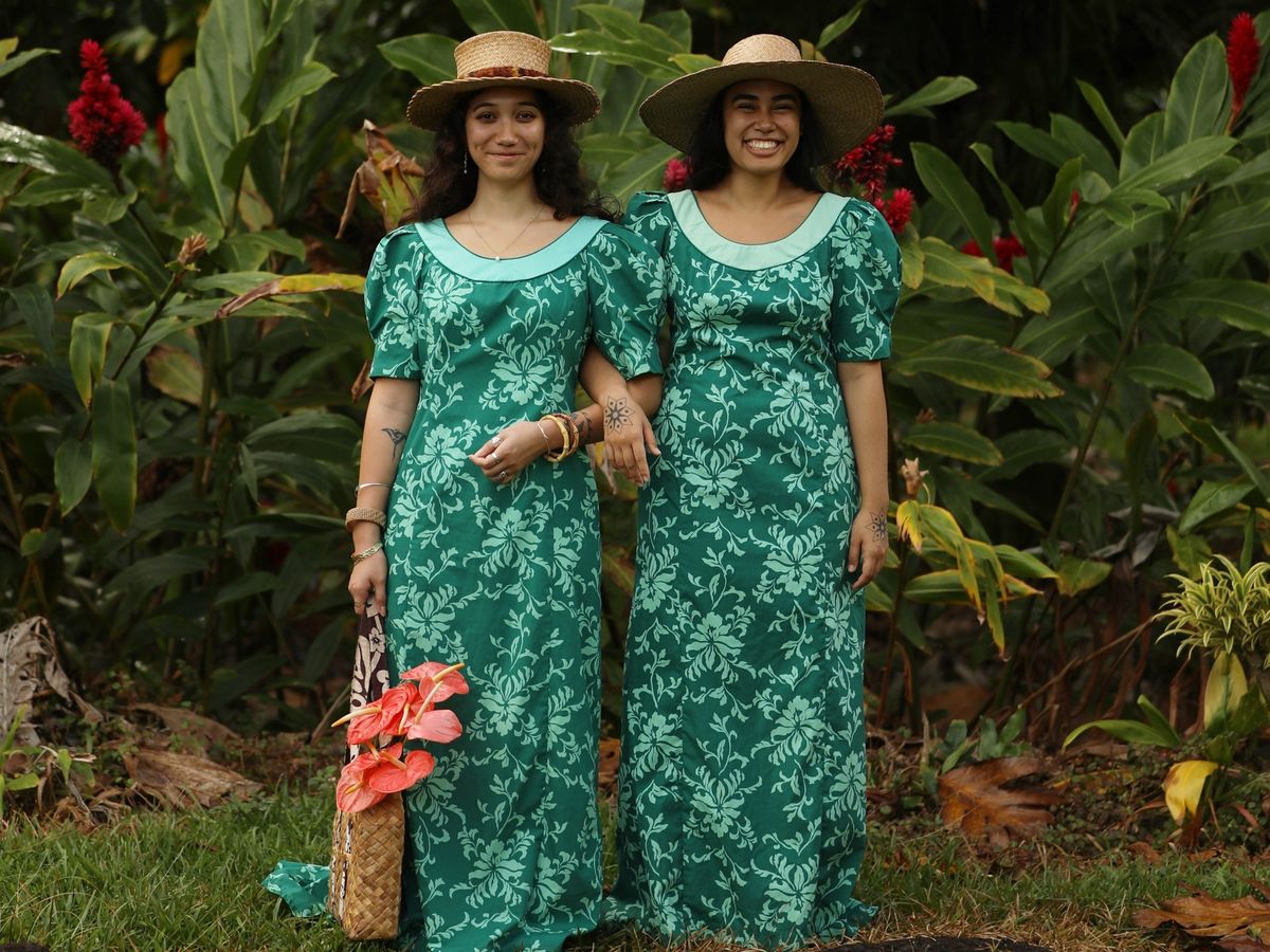 ビンテージムームーレンタルサービス 希少なビンテージの伝統衣装を着