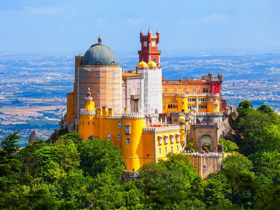 Portugal_Sintra_Pena Palace_pixta_71807071_M