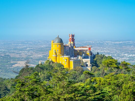 Portugal_Sintra_Pena Palace_pixta_44175105_M