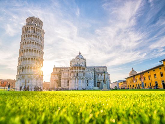 Italy_Pisa_Leaning_Tower_Cathedral_shutterstock_745306984