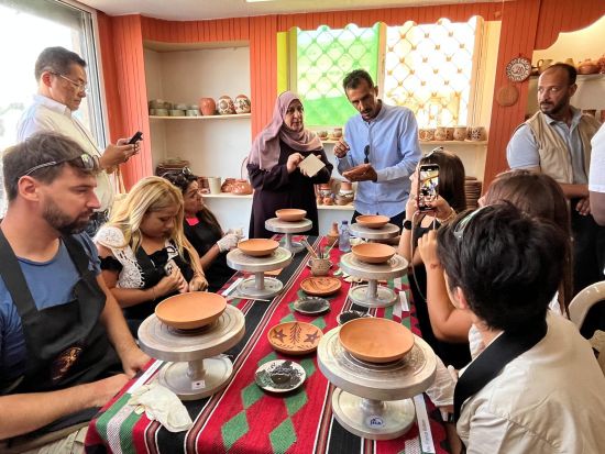 ペトラ陶芸協会のワークショップ　ナバテア陶器デザインの絵付け体験＋ティータイム＜午前または午後／英語ガイド／ペトラ発＞【地域コミュニティ支援企画】
