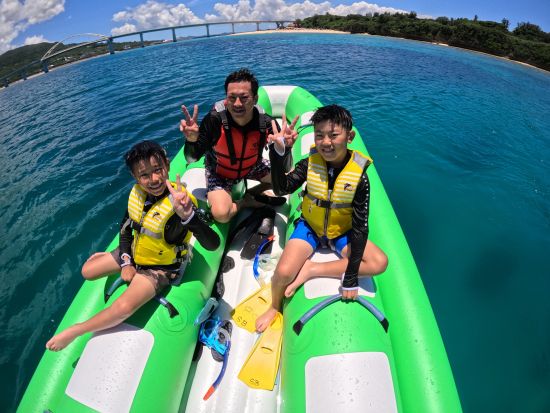 瀬底島シュノーケリング 「瀬底島開催」ウミガメの棲む海で開催！ポイントまではバナナボートに乗って楽々移動＜4月～10月/瀬底島＞byオーシャンスタイル